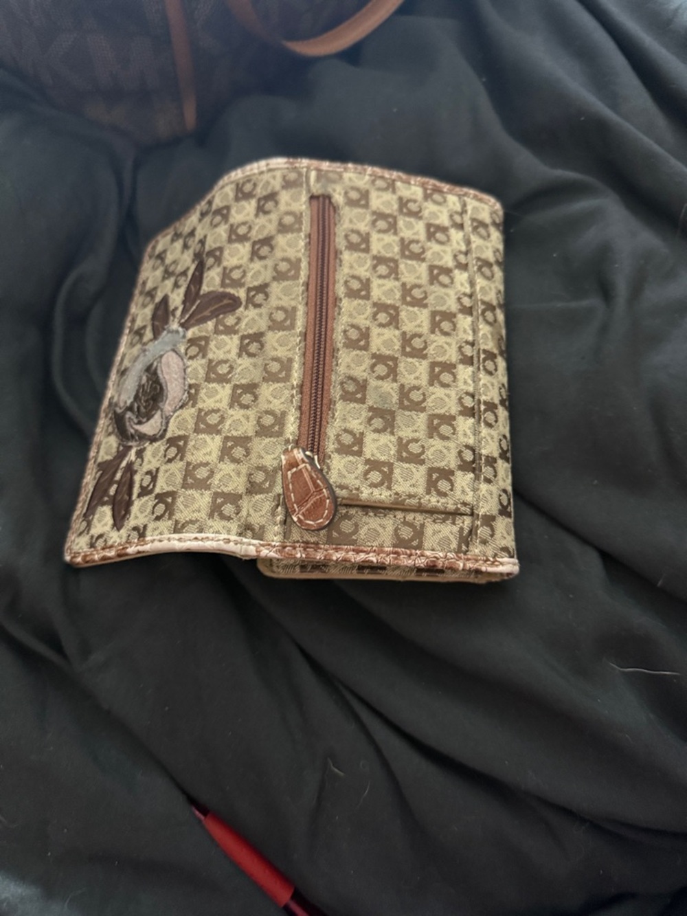Liz Claiborne Tan Brown Monogram Floral Applique Wallet - Picture 4 of 4